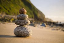 Cuatro pequeñas rocas en equilibrio en la playa, Valdovino, Galicia, España - foto de stock