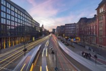 Germania, Amburgo, veduta di Willy-Brandt-Strasse con sentieri leggeri al crepuscolo — Foto stock