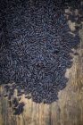Черный органический рис басмати на деревянном фоне — стоковое фото
