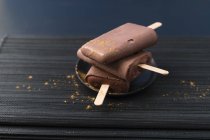 Homemade chocolate cinnamon popsicles — Stock Photo