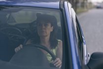 Портрет серйозні жінка за кермом автомобіля — стокове фото