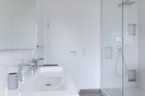 Intérieur de la salle de bain blanche moderne dans l'appartement — Photo de stock