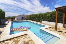 Espanha, Andaluzia, Finca e piscina com airbeds — Fotografia de Stock