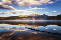 Canadá, Jasper National Park, Jasper, Pyramid Mountain, Pyramid Lake por la mañana - foto de stock