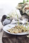Flores de ancião assadas com açúcar de confeiteiro no prato — Fotografia de Stock