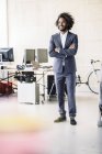 Giovane imprenditore in piedi nel suo ufficio — Foto stock