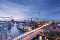 Germania, Berlino, Berlino-Mitte, Fisher Island e Berlin TV Tower la sera — Foto stock