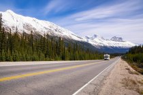 Canada, Alberta, Jasper National Park, Icefields Parkways, camper sulla strada — Foto stock