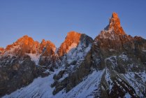 Le groupe de montagne Pale di San Martino avec le sommet de la montagne Cimon della Pala en automne avec la première neige au coucher du soleil — Photo de stock