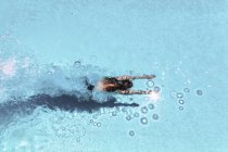 Donna immersioni subacquee in piscina — Foto stock