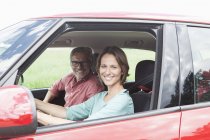 Retrato de feliz casal maduro juntos no carro — Fotografia de Stock