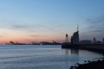 Germania, Bremerhaven, Weser al tramonto sull'acqua — Foto stock