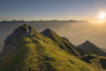 Austria, Tirolo, escursionista sulla cresta all'alba — Foto stock