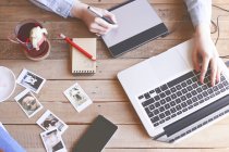 Image recadrée d'Illustrator travaillant à la maison et utilisant une tablette graphique — Photo de stock