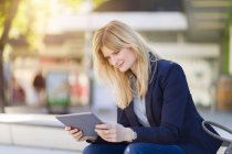 Businesswoman using tablet outdoors — Stock Photo