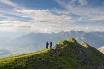 Escursionisti che guardano a valle — Foto stock