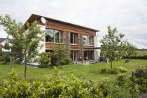 Visão diurna da moderna casa residencial com jardim — Fotografia de Stock