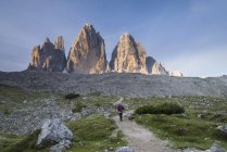 Escursionista femminile nelle Dolomiti — Foto stock
