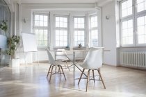 Sala de reuniões vazia com flipchart dentro de casa — Fotografia de Stock