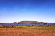 España, Andalucía, Solar farm on field - foto de stock