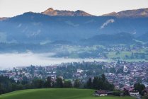 Німеччина, Баварія, Stillach Долина біля Фюссена, ранній ранковий туман, Engenkopf гори на задньому плані — стокове фото