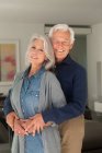 Ritratto di felice coppia di anziani ta home — Foto stock