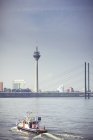Німеччині, Північний Рейн-Вестфалія, Дюссельдорф, вид на Рейн башта, Рейн мосту та річки Рейн — стокове фото