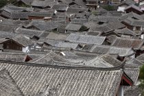 China, Yunnan, Condado de Shangri-La, Lijiang, techos de la casa en el casco antiguo - foto de stock