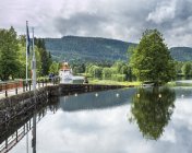 Noruega, Canal Telemark, Lock Lunde Slusekro e água com barco ancorado durante o dia — Fotografia de Stock