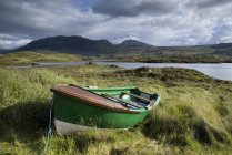 Regno Unito, Scozia, barca a remi sulla riva del Loch Assynt durante il giorno — Foto stock