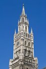 Deutschland, Bayern, München, Neues Rathaus vor blauem Himmel — Stockfoto