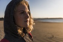 Ragazza adolescente guardando lateralmente la spiaggia — Foto stock