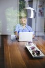 Homme d'affaires travaillant avec un ordinateur portable au bureau à domicile — Photo de stock