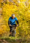 Німеччина, Баден-Вюртемберг, старший чоловік гірських велосипедах восени — стокове фото