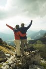 Österreich, Tirol, Tannheimer Tal, junges Paar jubelt auf Berggipfel — Stockfoto