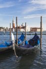 Italia, Veneto, Venezia, Veduta sulla Chiesa di San Giorgio Maggiore, Canale di San Marco e gondole ormeggiate — Foto stock