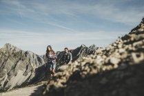Австрія, Тіроль, молоді пара Піші прогулянки в гори — стокове фото