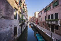 Італія, Венето, Венеція, Каннарегіо, Веслувати будинків по каналу — стокове фото