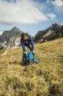 Austria, Tirolo, Tannheimer Tal, escursionista con zaino sul prato alpino — Foto stock