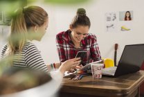 Дві жінки друзів з смартфон, ноутбук та цифровий планшетний вдома — стокове фото