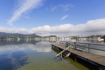 Áustria, Alta Áustria, Salzkammergut, Lago Traunsee, Gmunden com castelo Ort — Fotografia de Stock