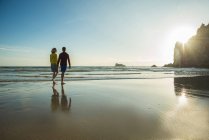 Підліткових пара на пляжі, прогулянки по пляжу, Франції, Бретань, Камаре сюр Мер — стокове фото