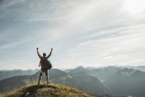Österreich, Tirol, Junger Mann jubelt auf Berggipfel — Stockfoto
