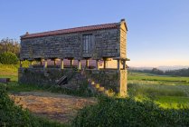 Испания, Галисия, Лейс-де-Неманкос, традиционное хранение урожая в дневное время — стоковое фото