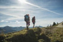 Österreich, Tirol, Tannheimer Tal, junges Paar wandert auf Bergpfad — Stockfoto
