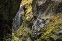 Cascade des Gorges de Viamala parmi les rochers — Photo de stock