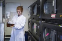 Жіночий натураліста працюють в лабораторії біохімії — стокове фото