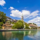 Suisse, Berne, paysage urbain avec minster et rivière Aare par temps ensoleillé — Photo de stock