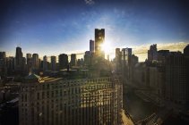 США, штат Іллінойс, Чикаго, переглянути хмарочоси і товарами Mart при сходом сонця — стокове фото