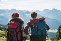 Austria, Tirolo, Tannheimer Tal, giovane coppia in montagna guardando la vista — Foto stock